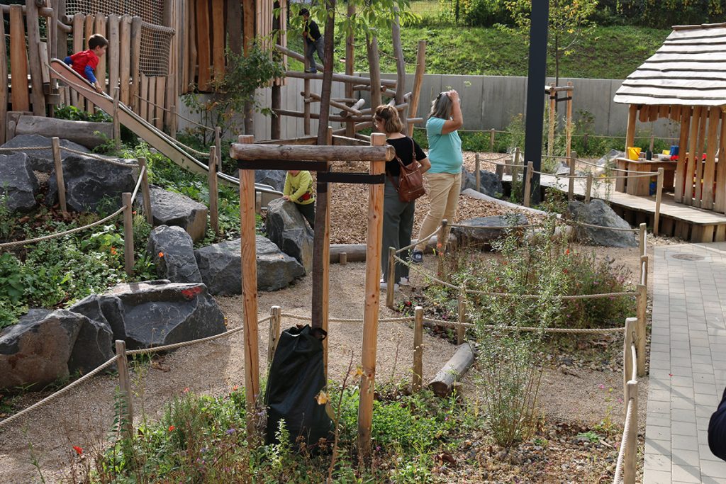 Die Kita Koisdorf bietet ein naturnahes Außengelände für die Kinder zum matschen, klettern und werken