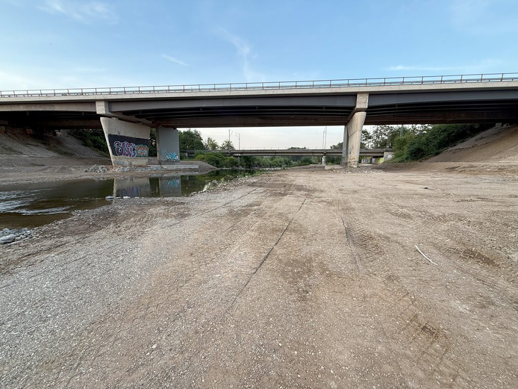 Die Dimensionen der geplanten Ahrverbreiterung sind bereits an der B9 Brücke ersichtlich