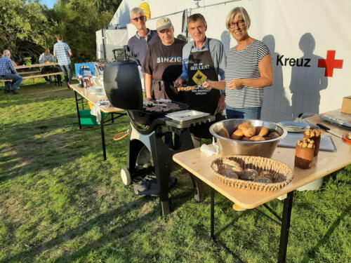 FREIE Wähler helfen beim Grillfest für Flutopfer im Containerdorf